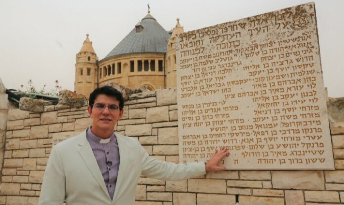 Padre Reginaldo Manzotti fará transmissões ao vivo de Israel e Roma 