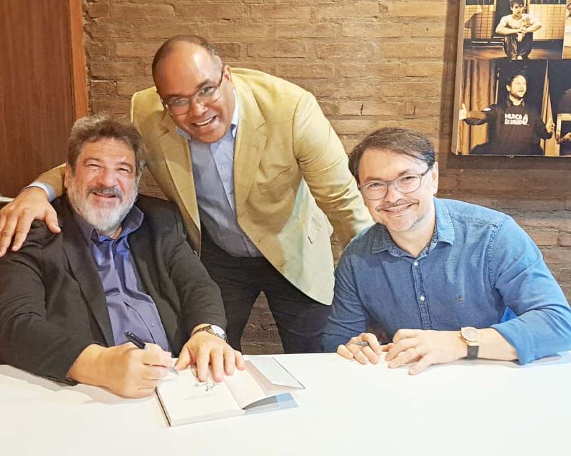 Rossandro Klinjey e Mário Sérgio Cortella lançam livro em São Paulo