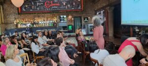 Juliana Agustineli faz palestra sobre Perfumoterapia e comove plateia em São Paulo 