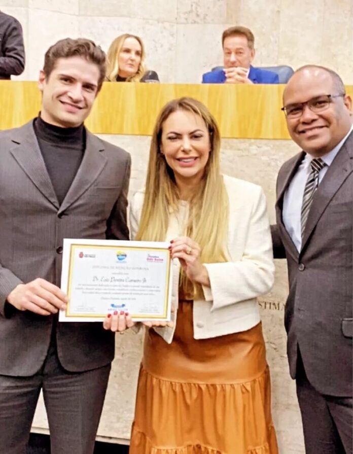 Jornalista apadrinha Médico Cirurgião Plástico em solenidade na Câmara Municipal de São Paulo